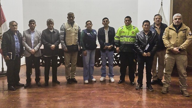 En el auditorio del Centro Cultural de Chincha, los miembros del Comité Provincial de Seguridad Ciudadana (COPROSEC) ofrecieron una informativa exposición durante la Segunda Consulta Pública, invitando al público a participar en los planes de seguridad coordinados por el comité. La reunión comenzó con la intervención del comisario de la PNP, Óscar Ramos, quien anunció la mejora de operativos como "Serenazgo sin Fronteras" y "Amanecer Seguro". Ambos operativos tienen como prioridad asegurar las calles más alejadas de la ciudad, además de cubrir las entradas y salidas de diversos centros educativos.
En el siguiente punto de la agenda, "Salud", el Dr. Edwin Reátegui, Director Ejecutivo del HSJ, brindó consejos para afrontar el cambio climático y habló sobre la salud mental en adultos y escolares. Informó que ha coordinado con la UGEL para gestionar de manera eficiente a los psicólogos disponibles, distribuyéndolos en las escuelas que más los necesitan.
El Fiscal presente en la reunión destacó el trabajo articulado con la UGEL para promover centros correccionales en escuelas que lo requieran, especialmente donde los docentes hayan perdido autoridad o sean víctimas de maltrato verbal o físico.
Estas situaciones son inaceptables y no podemos permitir que continúen en nuestra ciudad. El ingeniero César Carranza Falla participa activamente en cada una de las reuniones, con el objetivo de trabajar de la mano con diferentes entidades para elaborar y ejecutar un plan que solucione cada uno de estos problemas.