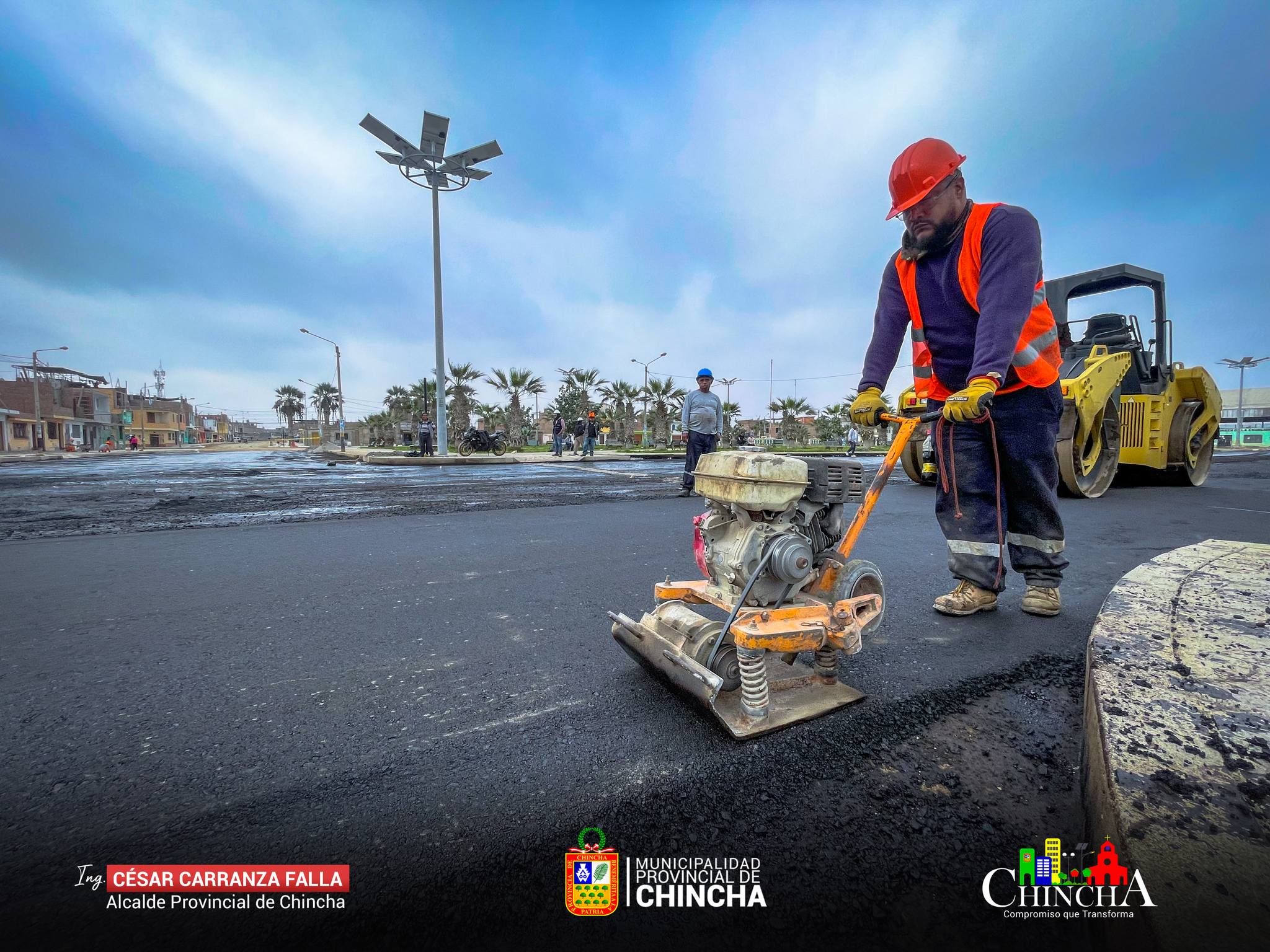 #Obras II Se inicio el asfaltado de la obra integral en el sector de Tupac Amaru, que consta de pistas, veredas, iluminación solar, rampas, etc.
El burgomaestre superviso este inicio de la colocación de la carpeta asfáltica, donde cuenta con la temperatura adecuada, espesor y diámetro que exige el expediente técnico, para la durabilidad a lo largo del tiempo. Que brinda mejor calidad de vida a los vecinos y mayor valorización de predios de este sector.
Este es el compromiso de la gestión municipal de continuar con cada uno de los proyectos que son inversiones públicas del estado y que tiene que estar al servicio de la población.