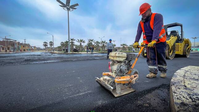 #Obras II Se inicio el asfaltado de la obra integral en el sector de Tupac Amaru, que consta de pistas, veredas, iluminación solar, rampas, etc. 
El burgomaestre superviso este inicio de la colocación de la carpeta asfáltica, donde cuenta con la temperatura adecuada, espesor y diámetro que exige el expediente técnico, para la durabilidad a lo largo del tiempo. Que brinda mejor calidad de vida a los vecinos y mayor valorización de predios de este sector.
Este es el compromiso de la gestión municipal de continuar con cada uno de los proyectos que son inversiones públicas del estado y que tiene que estar al servicio de la población.
