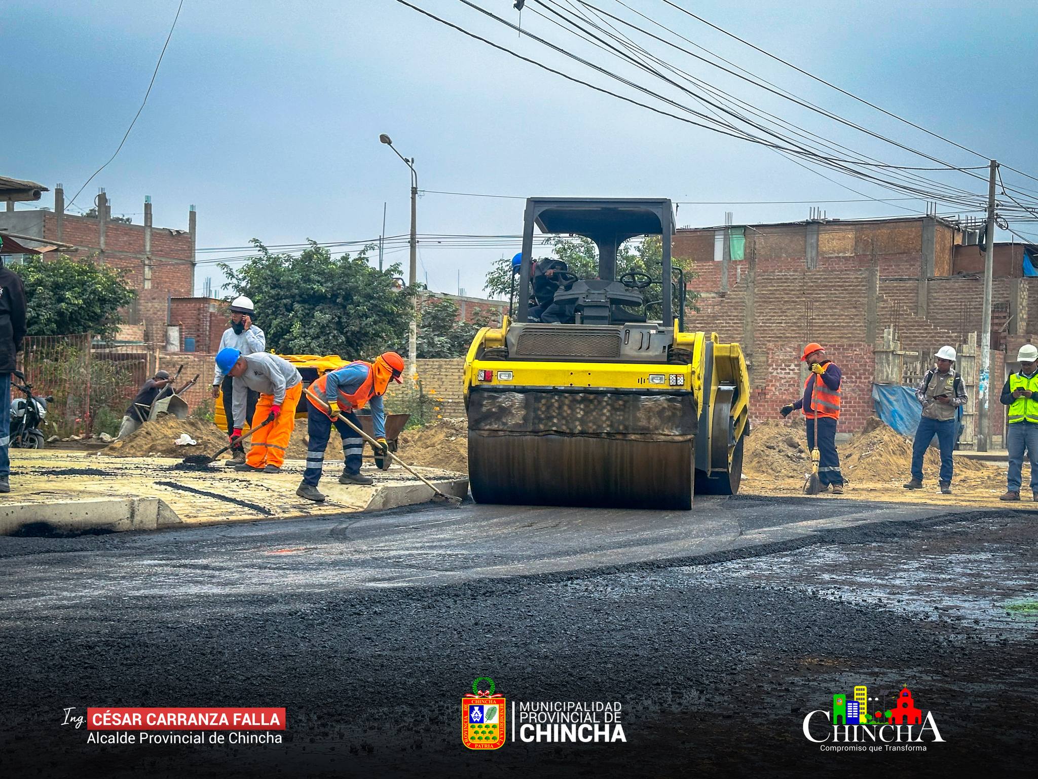 #Obras II Se inicio el asfaltado de la obra integral en el sector de Tupac Amaru, que consta de pistas, veredas, iluminación solar, rampas, etc.
El burgomaestre superviso este inicio de la colocación de la carpeta asfáltica, donde cuenta con la temperatura adecuada, espesor y diámetro que exige el expediente técnico, para la durabilidad a lo largo del tiempo. Que brinda mejor calidad de vida a los vecinos y mayor valorización de predios de este sector.
Este es el compromiso de la gestión municipal de continuar con cada uno de los proyectos que son inversiones públicas del estado y que tiene que estar al servicio de la población.
