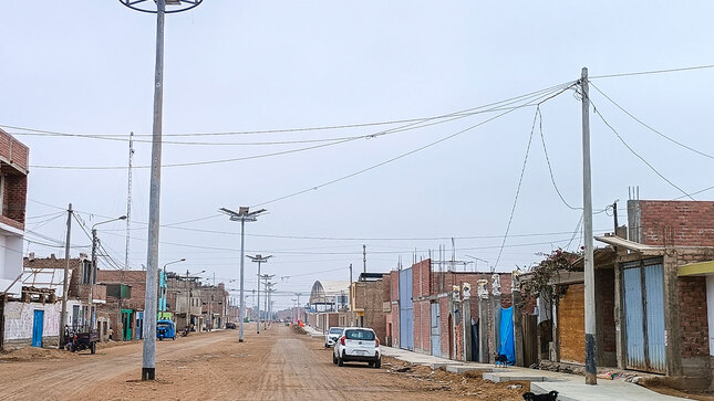 #Obras II El alcalde y regidores supervisaron avance de la ejecución del MEJORAMIENTO DEL SERVICIO DE TRANSITABILIDAD VEHICULAR Y PEATONAL EN EL PUEBLO JOVEN TUPAC AMARU, donde muy pronto tendrán una moderna vía que mejorará las condiciones de transitabilidad y ornato.
Actualmente el personal de la empresa a cargo viene realizando los trabajos de compactación de tierra a nivel de la sub rasante, veredas é instalación de los paneles solares (iluminación solar). 
La obra cuenta con el 52.64% de avance, cumpliendo el cronograma de ejecución de este importante proyecto.
Este es el compromiso de la gestión municipal de continuar con cada uno de los proyectos que son inversiones públicas del estado y que tiene que estar al servicio de la población.