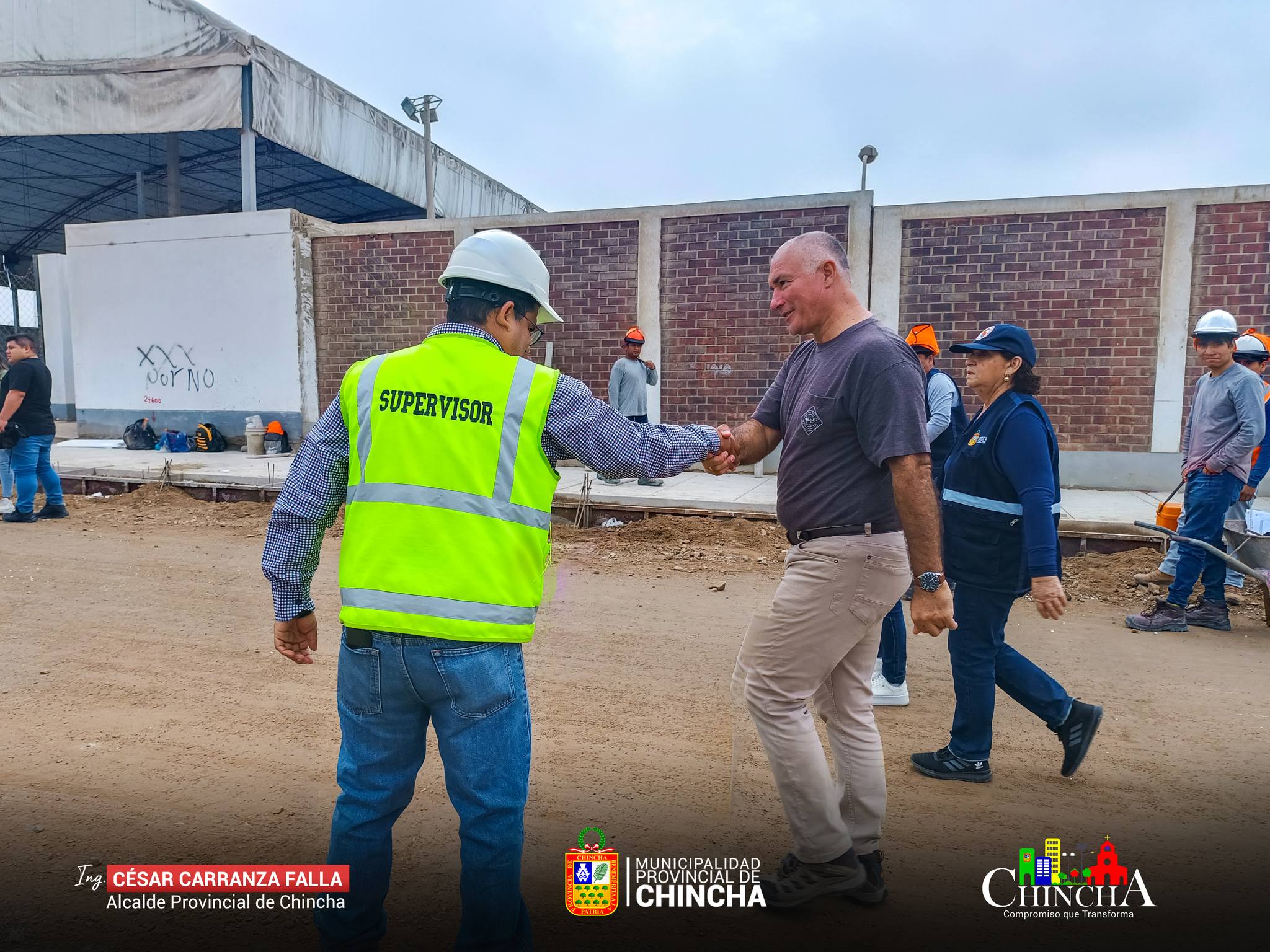 #Obras II El alcalde y regidores supervisaron avance de la ejecución del MEJORAMIENTO DEL SERVICIO DE TRANSITABILIDAD VEHICULAR Y PEATONAL EN EL PUEBLO JOVEN TUPAC AMARU, donde muy pronto tendrán una moderna vía que mejorará las condiciones de transitabilidad y ornato.
Actualmente el personal de la empresa a cargo viene realizando los trabajos de compactación de tierra a nivel de la sub rasante, veredas é instalación de los paneles solares (iluminación solar).
La obra cuenta con el 52.64% de avance, cumpliendo el cronograma de ejecución de este importante proyecto.
Este es el compromiso de la gestión municipal de continuar con cada uno de los proyectos que son inversiones públicas del estado y que tiene que estar al servicio de la población.