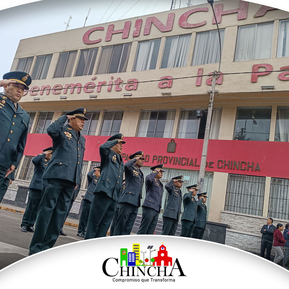 En una solemne ceremonia realizada en la Plaza de Armas de Chincha, los efectivos de la División de Policial de nuestra provincia
fueron reocnocidos por su valeroso trabajo en la lucha contra la
delincuencia en la comunidad.
Esta actividad contó con la presencia del Congresita de la República, Raúl Doroteo Crabajo, Alcalde de Chincha, Ing. César Carranza Falla, Subprefetco de Chincha, Rudy León Zaa, Comandante General de la Policía Nacional del Perú, Tte. Gral. Victor José Zanabria Angulo, Coronel de la División Policial de Chincha, Cnel. Pnp Daniel Elías Soto, Consejeros regionales de Ica, Angel Macazana y Araceli Valentin, Subprefectos distrtitales,
alcaldes distritales, UGEL Chincha y las Juntas vecinales de seguridad ciudadana.
En su alocución, el burgomaestre de Chincha, resaltó la actitud y los esfuerzos de cada efectivo polical por cuidar a cada ciudadano, haciendoles frente a la inseguridad, chantajes y sicariatos. Por su parte, el Comandante General de la PNP, enfatizó que estos reconocimeintos enaltesen la labor policial; además, agradeció el respaldo del gobierno local y las juntas vecinales.