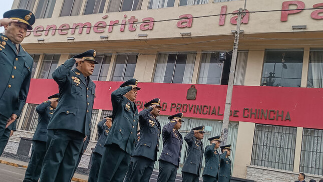 En una solemne ceremonia realizada en la Plaza de Armas de Chincha, los efectivos de la División de Policial de nuestra provincia
fueron reocnocidos por su valeroso trabajo en la lucha contra la
delincuencia en la comunidad.
Esta actividad contó con la presencia del Congresita de la República, Raúl Doroteo Crabajo, Alcalde de Chincha, Ing. César Carranza Falla, Subprefetco de Chincha, Rudy León Zaa, Comandante General de la Policía Nacional del Perú, Tte. Gral. Victor José Zanabria Angulo, Coronel de la División Policial de Chincha, Cnel. Pnp Daniel Elías Soto, Consejeros regionales de Ica, Angel Macazana y Araceli Valentin, Subprefectos distrtitales,
alcaldes distritales, UGEL Chincha y las Juntas vecinales de seguridad ciudadana.
En su alocución, el burgomaestre de Chincha, resaltó la actitud y los esfuerzos de cada efectivo polical por cuidar a cada ciudadano, haciendoles frente a la inseguridad, chantajes y sicariatos. Por su parte, el Comandante General de la PNP, enfatizó que estos reconocimeintos enaltesen la labor policial; además, agradeció el respaldo del gobierno local y las juntas vecinales.