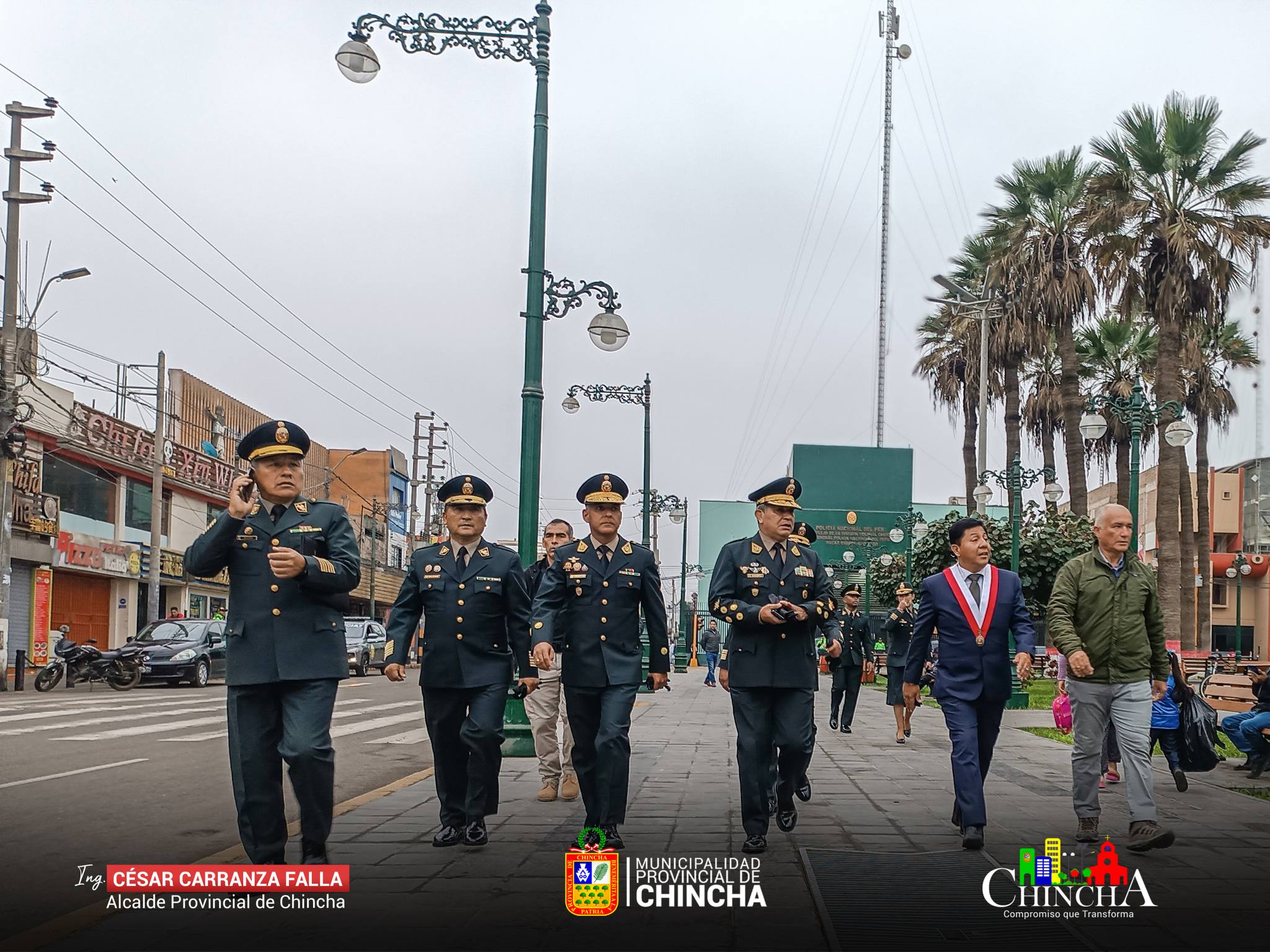 En una solemne ceremonia realizada en la Plaza de Armas de Chincha, los efectivos de la División de Policial de nuestra provincia
fueron reocnocidos por su valeroso trabajo en la lucha contra la
delincuencia en la comunidad.
Esta actividad contó con la presencia del Congresita de la República, Raúl Doroteo Crabajo, Alcalde de Chincha, Ing. César Carranza Falla, Subprefetco de Chincha, Rudy León Zaa, Comandante General de la Policía Nacional del Perú, Tte. Gral. Victor José Zanabria Angulo, Coronel de la División Policial de Chincha, Cnel. Pnp Daniel Elías Soto, Consejeros regionales de Ica, Angel Macazana y Araceli Valentin, Subprefectos distrtitales,
alcaldes distritales, UGEL Chincha y las Juntas vecinales de seguridad ciudadana.
En su alocución, el burgomaestre de Chincha, resaltó la actitud y los esfuerzos de cada efectivo polical por cuidar a cada ciudadano, haciendoles frente a la inseguridad, chantajes y sicariatos. Por su parte, el Comandante General de la PNP, enfatizó que estos reconocimeintos enaltesen la labor policial; además, agradeció el respaldo del gobierno local y las juntas vecinales.