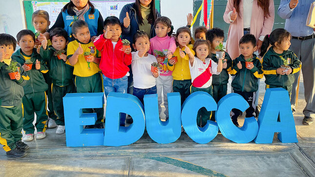 #ConocimientoAmbiental | Los Promotores Ambientales Escolares de la institución educativa “JOSE PARDO Y BARREDA, pequeños a su corta edad comprometidos al cuidado del Medio Ambientes a través del Programa Municipal de Educación, Cultura y Ciudadanía Ambiental EDUCCA participaron de este taller en su centro educativo.
Ante ello, el Programa Municipal EDUCCA, realizó el talleres sobre la correcta disposición de los Residuos Sólidos. Los promotores, son pequeños niños y niñas responsables en reforzarse de conocimientos ambientales a fin de coadyuvar en estos temas en sus demás compañeros.
De esta manera, el Programa Municipal EDUCCA reafirma su compromiso con el ambiente, y suma esfuerzos para formar ciudadanos ambientalmente responsables.