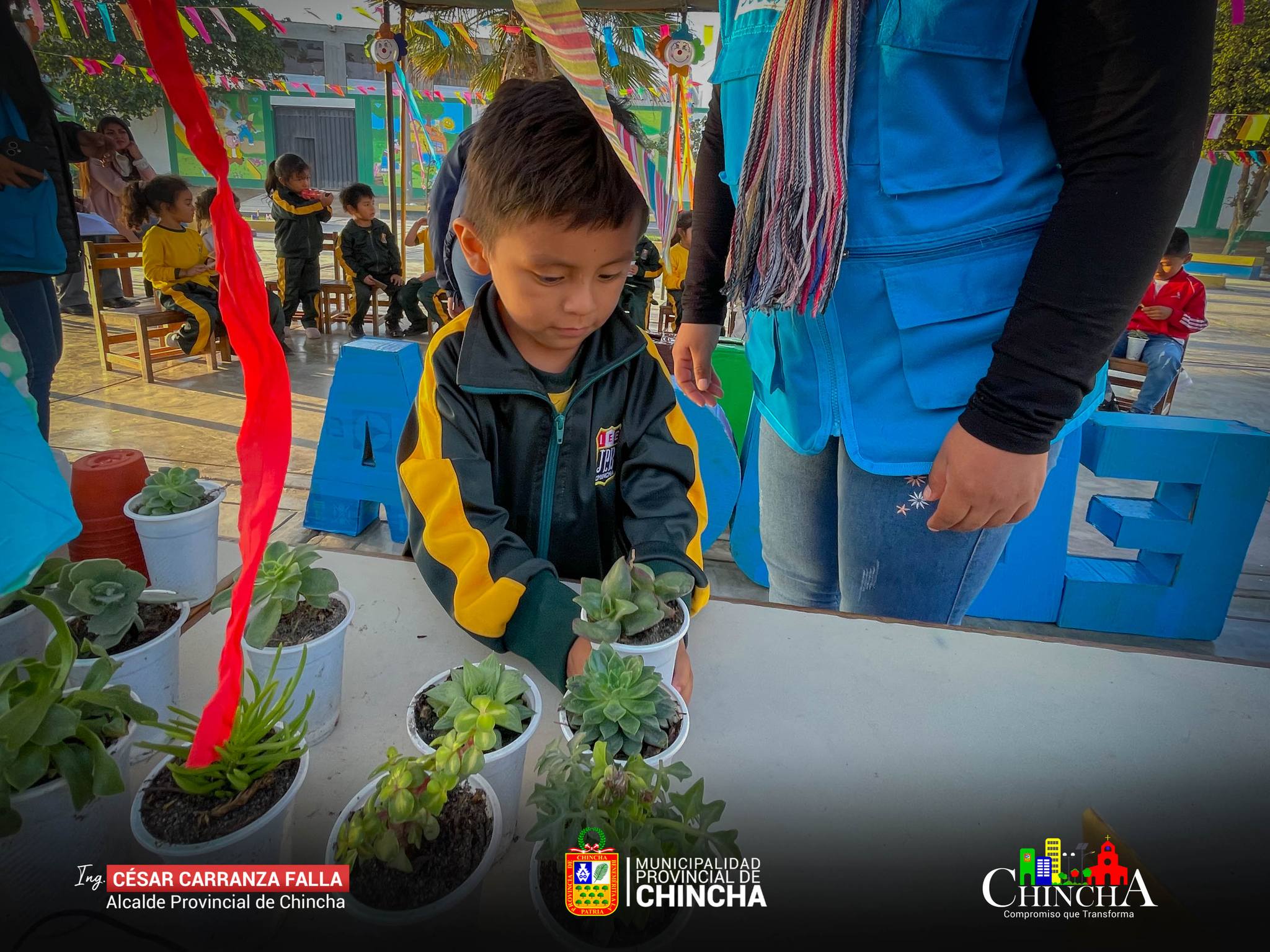 #ConocimientoAmbiental | Los Promotores Ambientales Escolares de la institución educativa “JOSE PARDO Y BARREDA, pequeños a su corta edad comprometidos al cuidado del Medio Ambientes a través del Programa Municipal de Educación, Cultura y Ciudadanía Ambiental EDUCCA participaron de este taller en su centro educativo.
Ante ello, el Programa Municipal EDUCCA, realizó el talleres sobre la correcta disposición de los Residuos Sólidos. Los promotores, son pequeños niños y niñas responsables en reforzarse de conocimientos ambientales a fin de coadyuvar en estos temas en sus demás compañeros.
De esta manera, el Programa Municipal EDUCCA reafirma su compromiso con el ambiente, y suma esfuerzos para formar ciudadanos ambientalmente responsables.