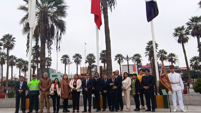 Esta mañana, en una actividad cívica, se rindió honores a nuestros símbolos patrios con el tradicional #IzamientodeBandera. Esta ceremonia reunió a autoridades locales e instituciones educativas de nuestra ciudad.
Entres las instituciones participantes estuvieron representantes de la  Sub prefectura de Chincha, Municipalidad Provincial de Chincha, Policía Nacional del Perú, UGEL Chincha, I.E. 243, I.E. Santa Ana, I.E. 22628, I.E. Abraham Lincoln, entre otros.