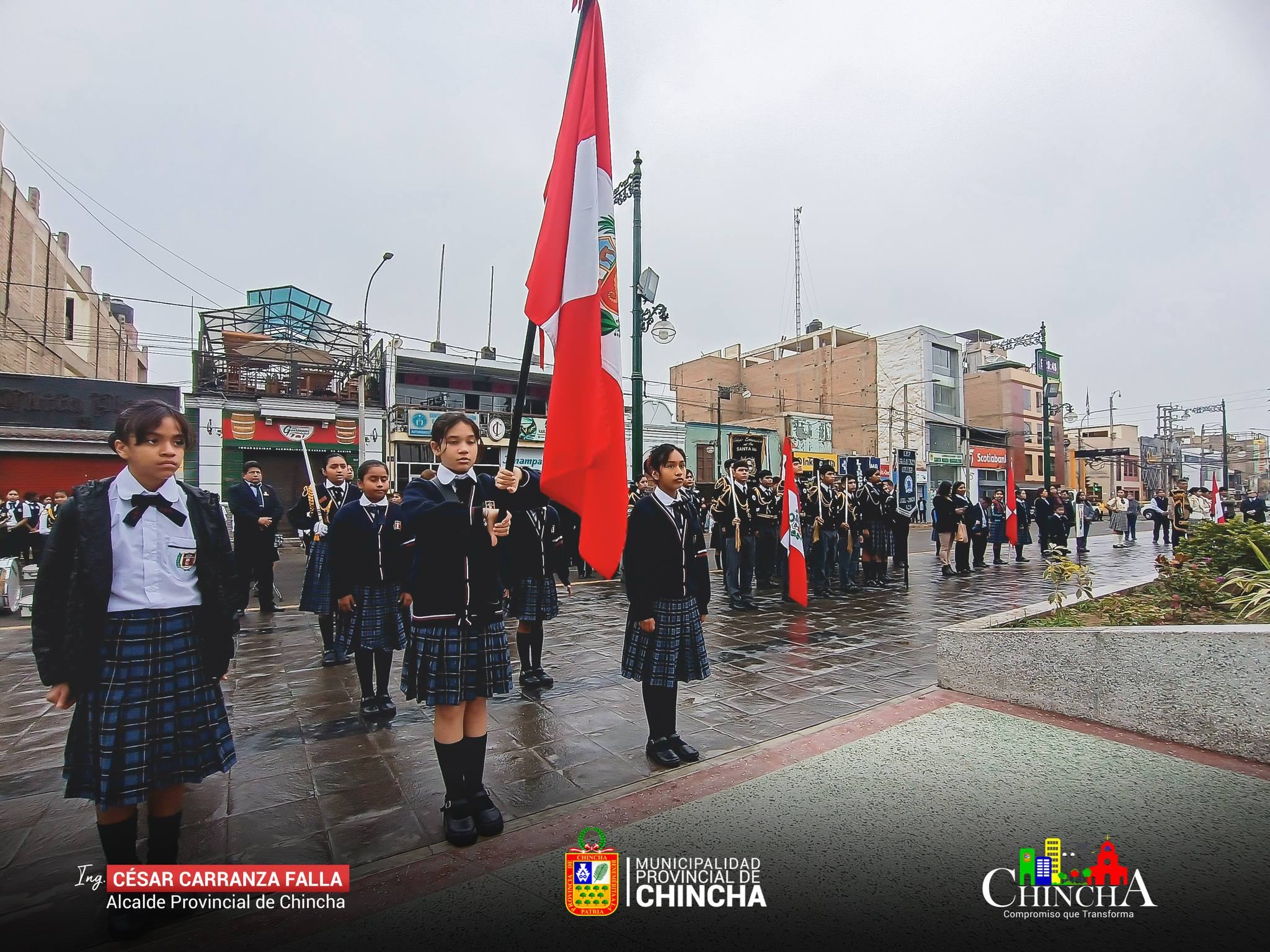 Esta mañana, en una actividad cívica, se rindió honores a nuestros símbolos patrios con el tradicional #IzamientodeBandera. Esta ceremonia reunió a autoridades locales e instituciones educativas de nuestra ciudad.
Entres las instituciones participantes estuvieron representantes de la Sub prefectura de Chincha, Municipalidad Provincial de Chincha, Policía Nacional del Perú, UGEL Chincha, I.E. 243, I.E. Santa Ana, I.E. 22628, I.E. Abraham Lincoln, entre otros.