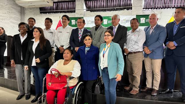 El burgomaestre manifestó la preocupación de darle un ingreso a la provincia de chincha, por la playa el socorro, ya que en la actualidad no tiene un desvió cercano a la provincia.
Mediante estas reuniones y comisiones se busca el desarrollo integral a la provincia, que es el único objetivo de la actual gestión edil.