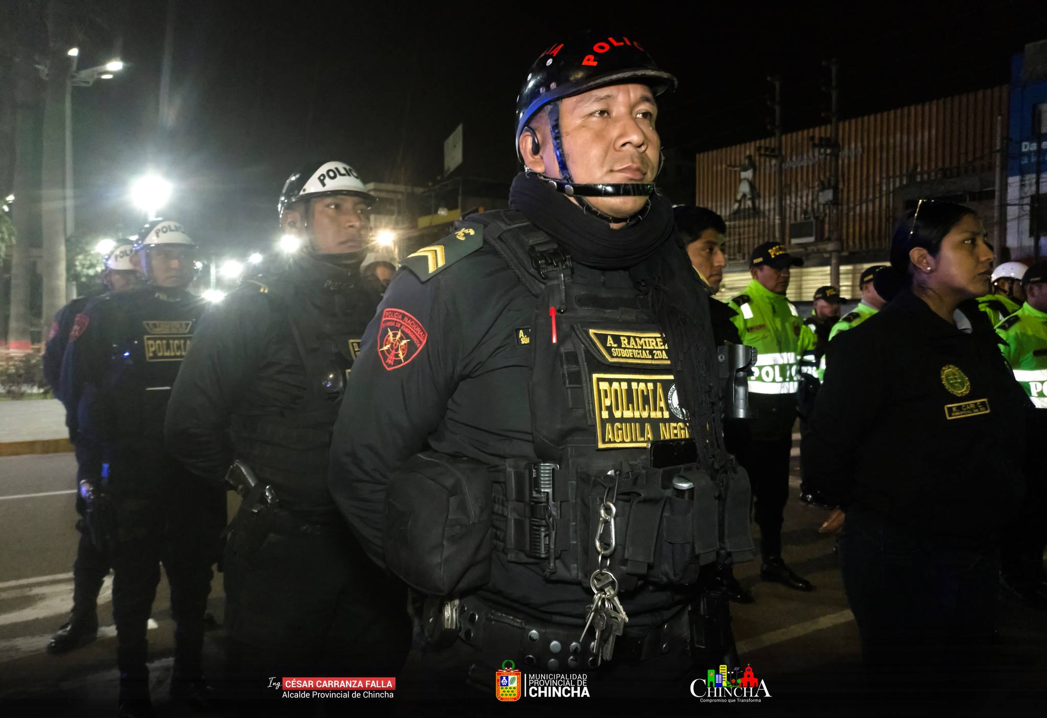 Desde la Comisaría de la PNP en la provincia de Chincha, iniciamos una operación en colaboración con la Policía Nacional del Perú, que nos llevó a las zonas más remotas con el objetivo de asegurar el cumplimiento de las normativas y la higiene sanitaria.
Con estas acciones, no solo garantizamos la seguridad de los conductores y la venta de alimentos, sino que también logramos incautar un vehículo reportado como robado. Comenzando a las 4 a.m., esta misión reafirma nuestro compromiso con la seguridad, enfrentando cualquier desafío de horario, clima o terreno.
Tu seguridad es nuestra prioridad, sin importar las circunstancias.