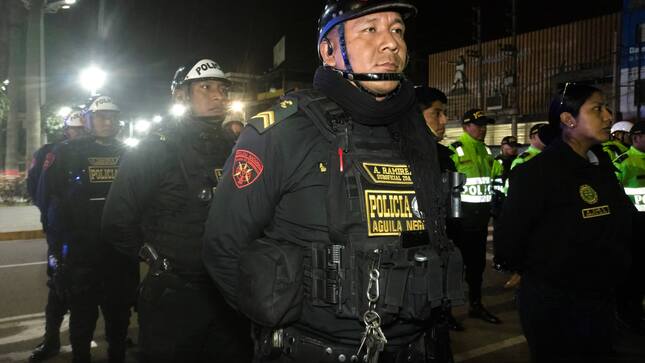 Desde la Comisaría de la PNP en la provincia de Chincha, iniciamos una operación en colaboración con la Policía Nacional del Perú, que nos llevó a las zonas más remotas con el objetivo de asegurar el cumplimiento de las normativas y la higiene sanitaria.
Con estas acciones, no solo garantizamos la seguridad de los conductores y la venta de alimentos, sino que también logramos incautar un vehículo reportado como robado. Comenzando a las 4 a.m., esta misión reafirma nuestro compromiso con la seguridad, enfrentando cualquier desafío de horario, clima o terreno.
Tu seguridad es nuestra prioridad, sin importar las circunstancias.