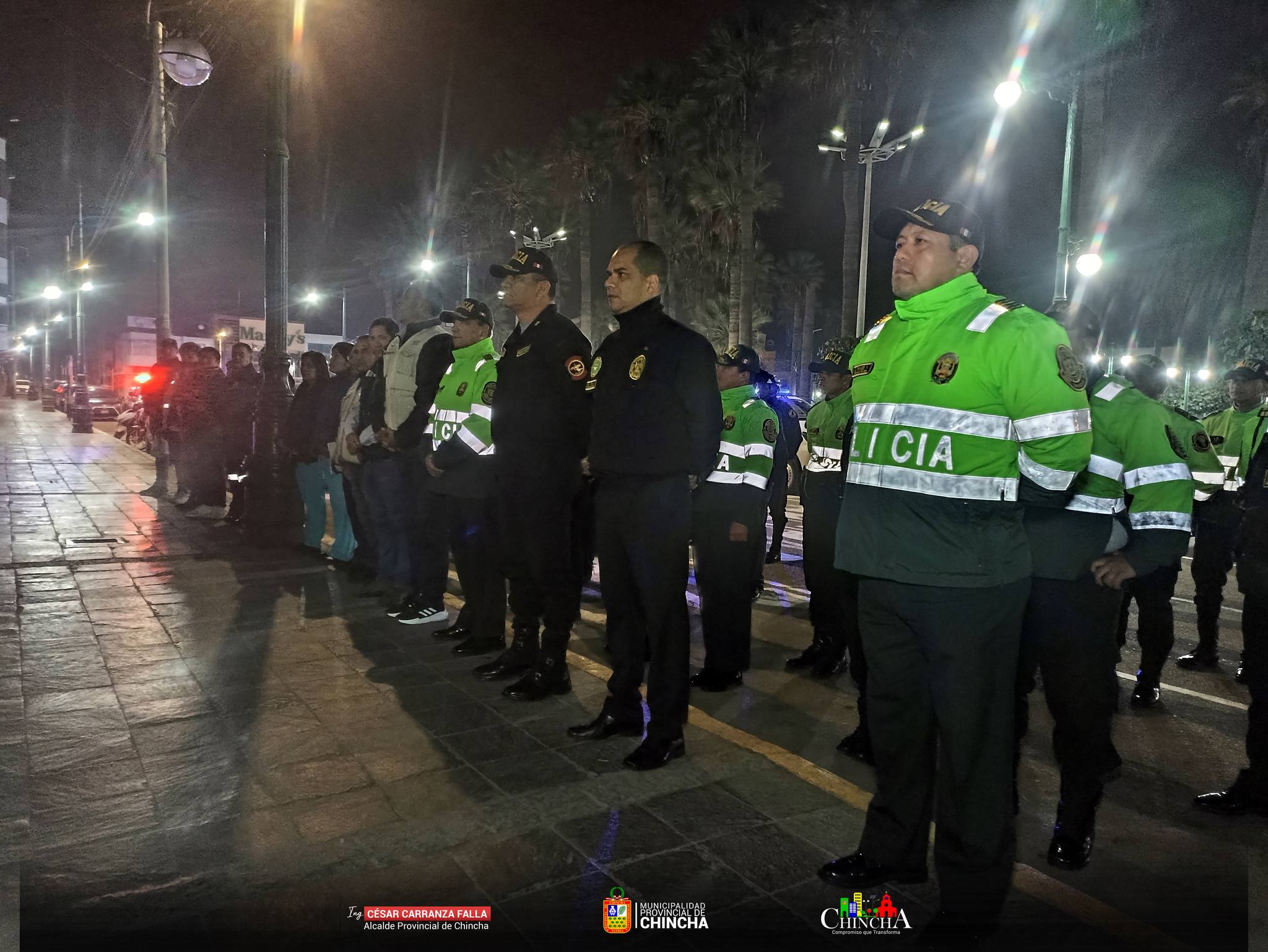 Desde la Comisaría de la PNP en la provincia de Chincha, iniciamos una operación en colaboración con la Policía Nacional del Perú, que nos llevó a las zonas más remotas con el objetivo de asegurar el cumplimiento de las normativas y la higiene sanitaria.
Con estas acciones, no solo garantizamos la seguridad de los conductores y la venta de alimentos, sino que también logramos incautar un vehículo reportado como robado. Comenzando a las 4 a.m., esta misión reafirma nuestro compromiso con la seguridad, enfrentando cualquier desafío de horario, clima o terreno.
Tu seguridad es nuestra prioridad, sin importar las circunstancias.