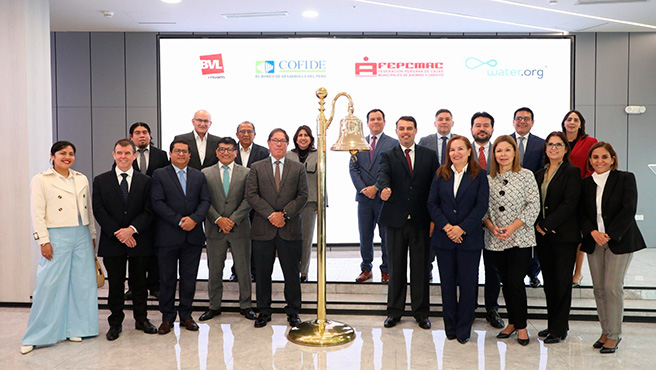 Imagen de autoridades en la sede de BVL realizando el Campanazo