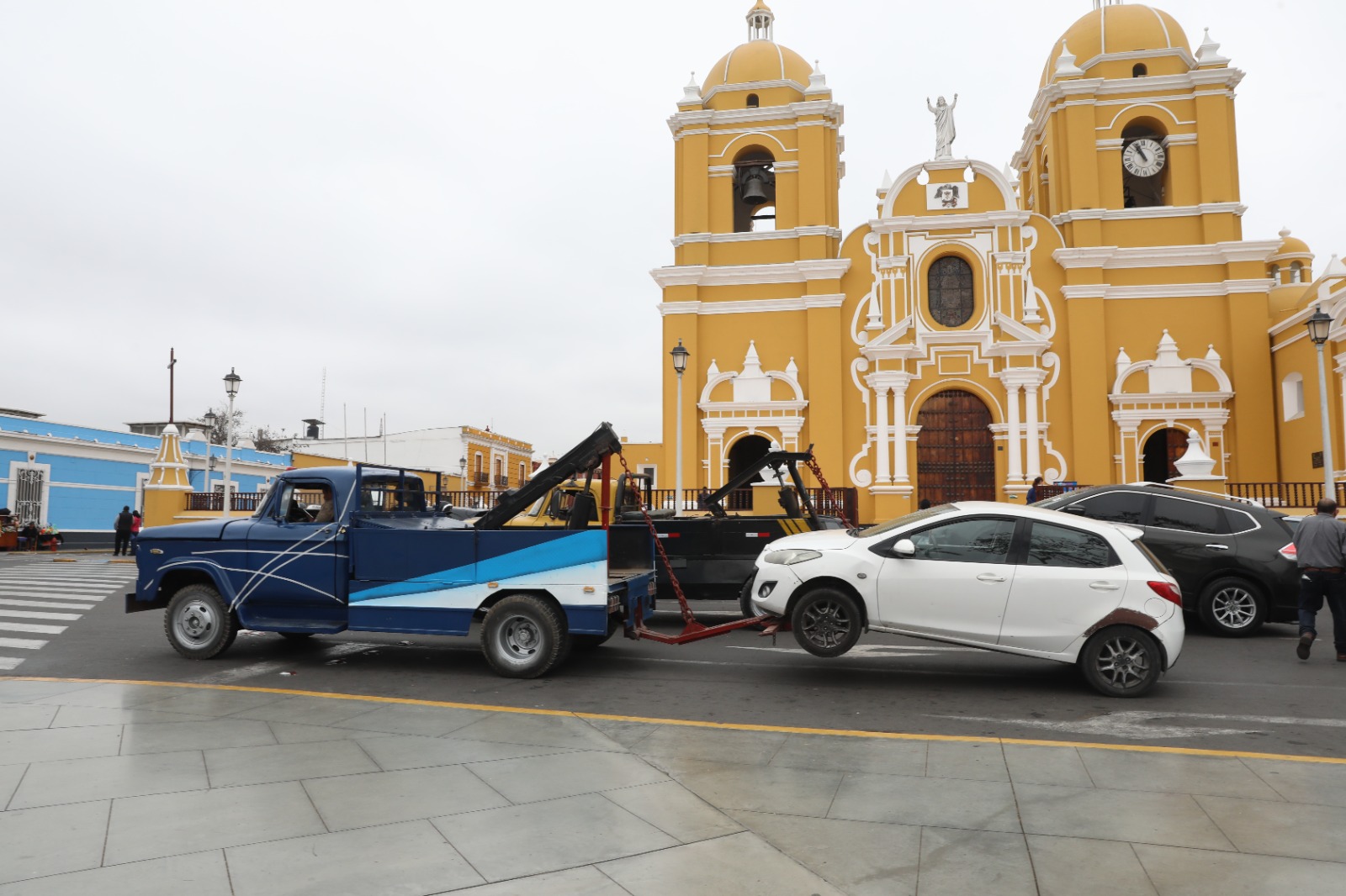 Automóviles de funcionarios públicos son llevados a depósito municipal