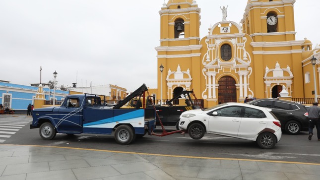 Automóviles de funcionarios públicos son llevados a depósito municipal