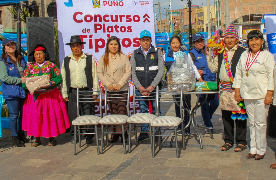 Comedores populares de la provincia de Puno compiten en concurso de platos saludables