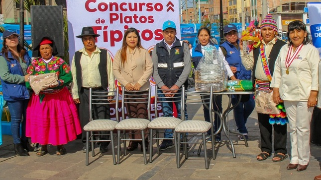 Comedores populares de la provincia de Puno compiten en concurso de platos saludables