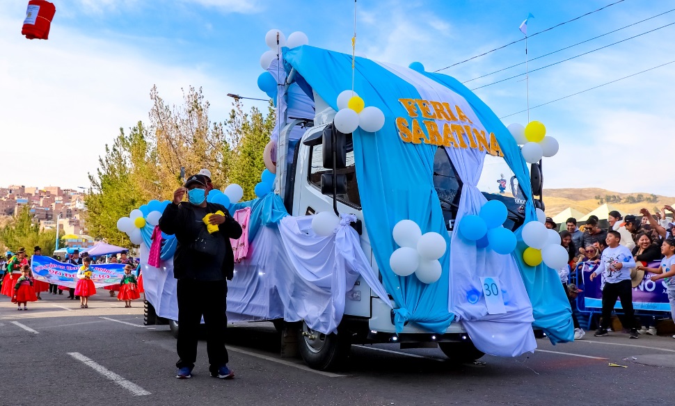 En medio de gran algarabía población puneña participó del ecocorso de la identidad puneña por los 356° aniversario