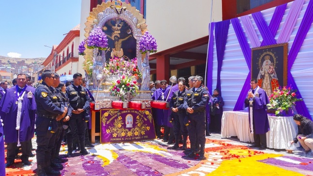 Municipalidad de Puno recibe con devoción y solemnidad al Señor de los Milagros