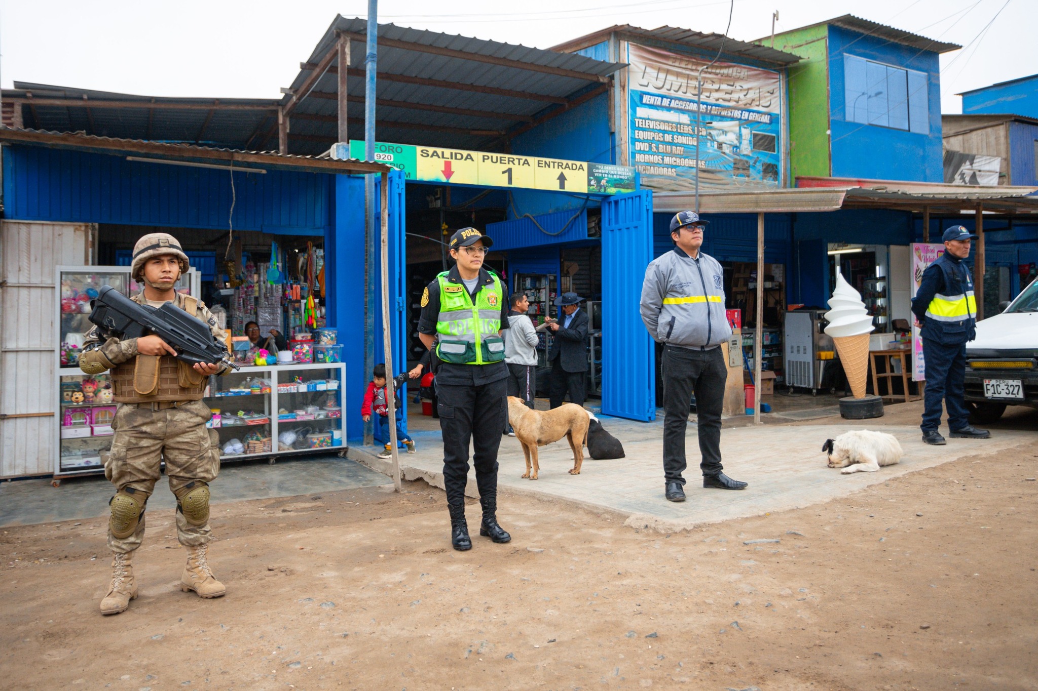 Más seguridad en Pachacútec 🚔: operativo liderado por el alcalde Jhovinson Vásquez para ordenar calles y apoyar a comerciantes 🛍️👮‍♂️.