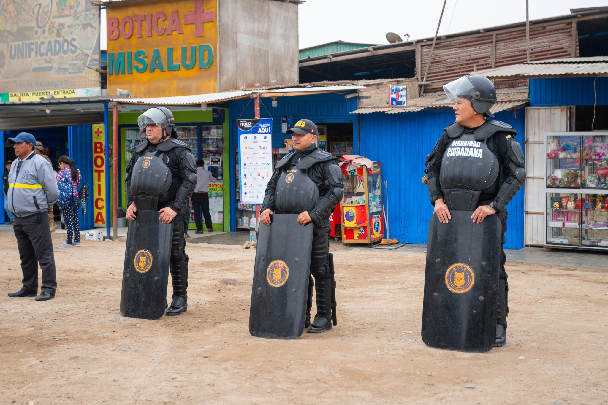 Más seguridad en Pachacútec 🚔: operativo liderado por el alcalde Jhovinson Vásquez para ordenar calles y apoyar a comerciantes 🛍️👮‍♂️.