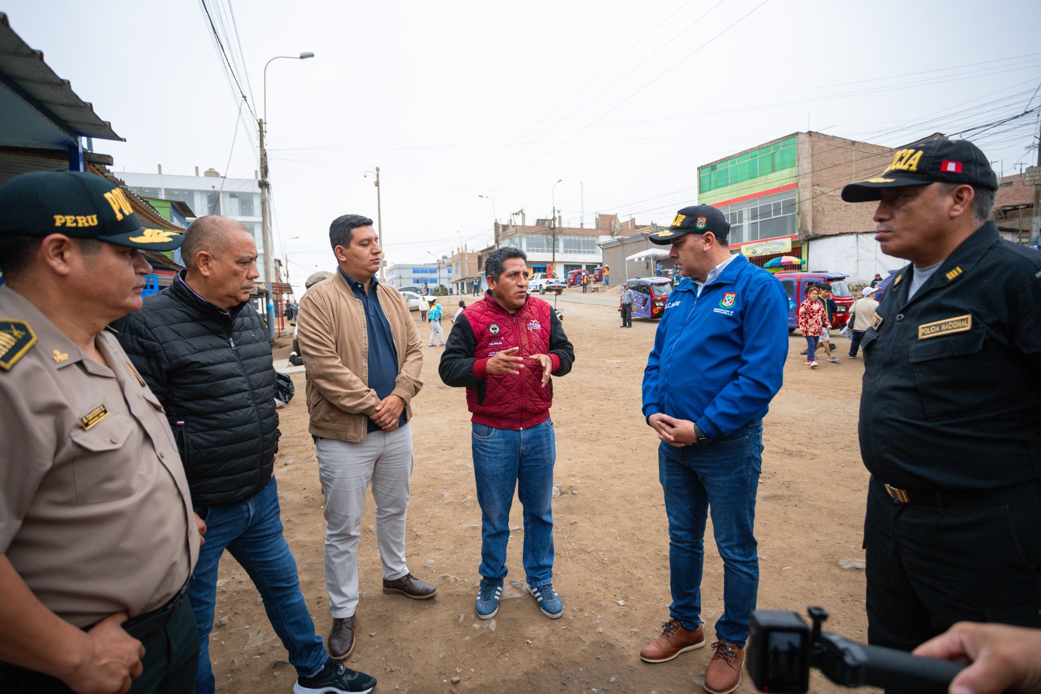 Más seguridad en Pachacútec 🚔: operativo liderado por el alcalde Jhovinson Vásquez para ordenar calles y apoyar a comerciantes 🛍️👮‍♂️.