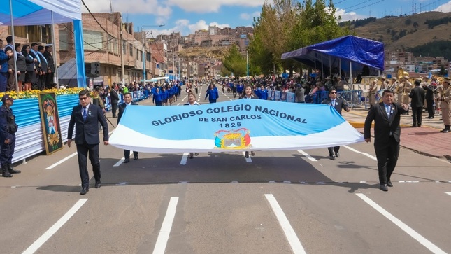 ¡En medio de gran civismo estudiantes saludaron a Puno por su 356° aniversario con desfile escolar 2024!
