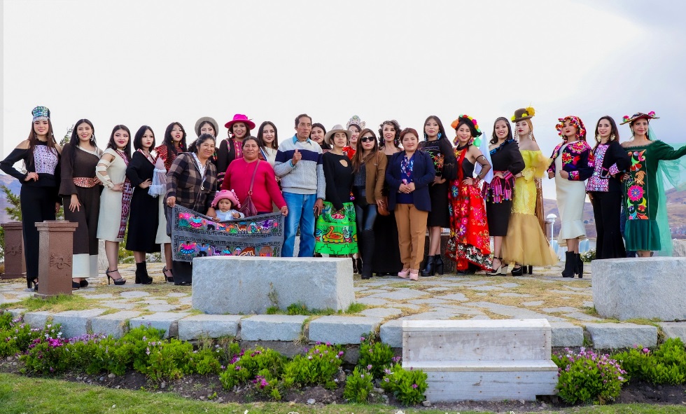 Con èxito se realizò el desfile de modas étnico "Bayeta puneña, fuerza andina"
