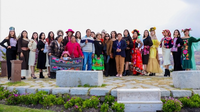 Con èxito se realizò el desfile de modas étnico "Bayeta puneña, fuerza andina"