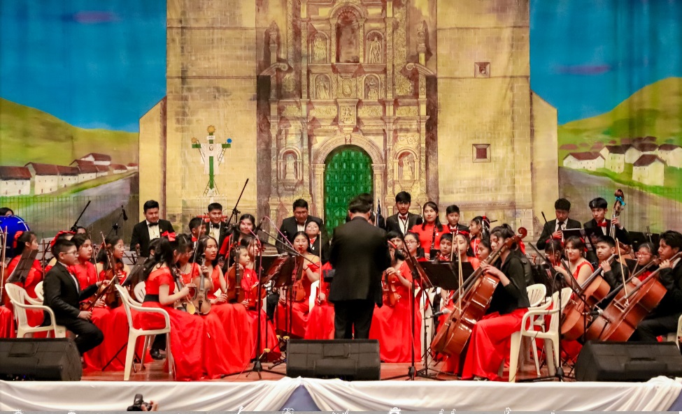 Municipalidad de Puno Conmemora el 356º Aniversario con la presentacion de la orquesta sinfonica Orquestando
