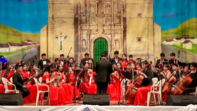 Municipalidad de Puno Conmemora el 356º Aniversario con la presentacion de la orquesta sinfonica Orquestando