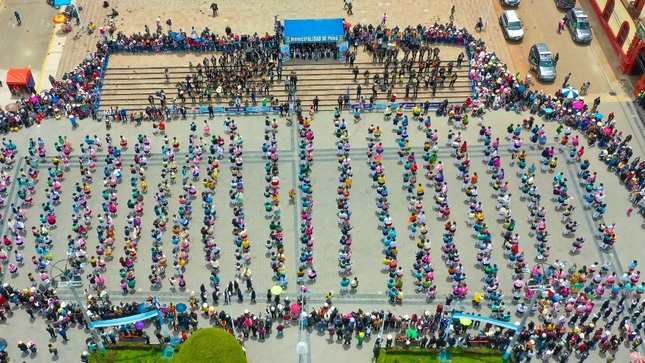 Institución Educativa Emblemática María Auxiliadora rinde homenaje a Puno con tradicional pandilla puneña