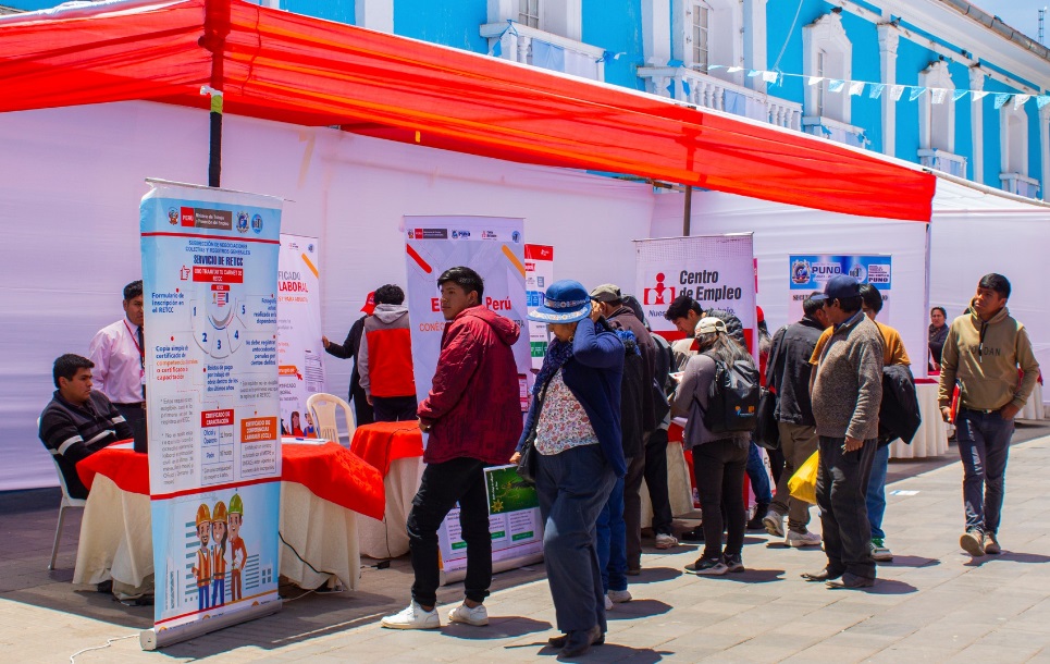 Se realizo la "II Feria informativa laboral mejorando tu vida Puno 2024"