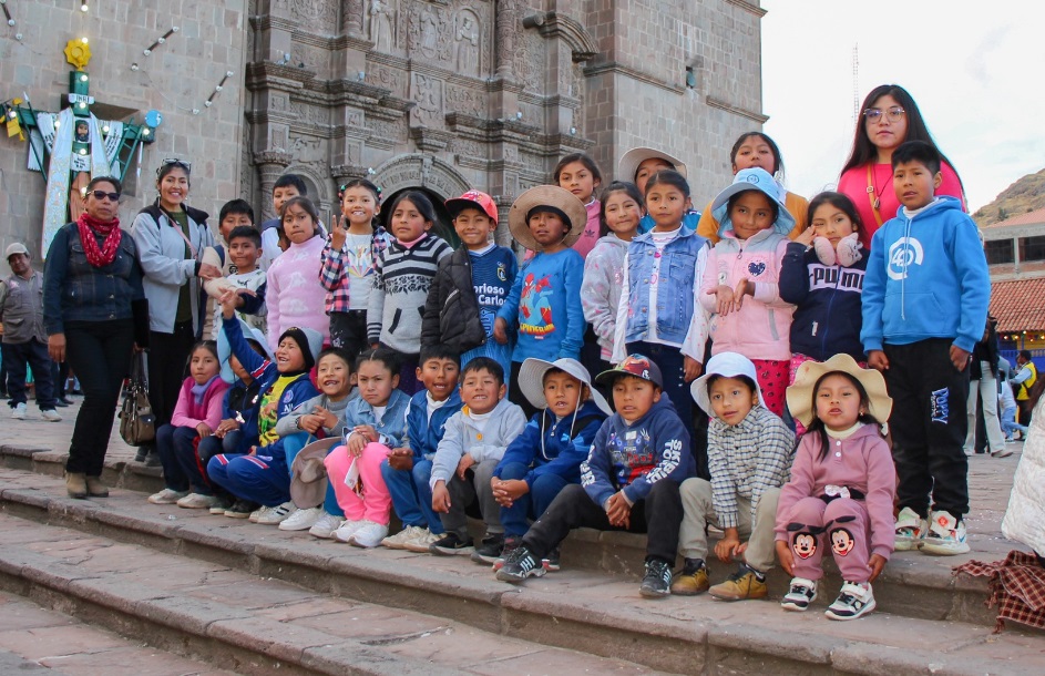 Niñas y niños exploran el centro histórico de Puno en visita guiada del club de lectura “Leo y aprendo”