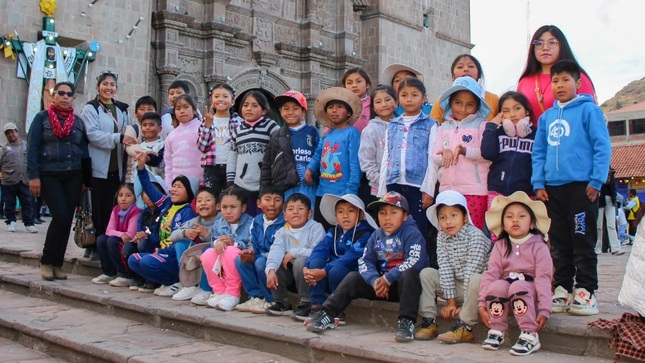 Niñas y niños exploran el centro histórico de Puno en visita guiada del club de lectura “Leo y aprendo”