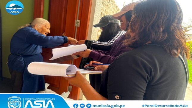 Por encargo del alcalde Isaias Alcántara Malásquez, la Gerencia de Desarrollo e Inclusión Social continúa casa por casa con la entrega víveres de primera necesidad a los adultos mayores de nuestro distrito; en esta oportunidad los beneficiarios fueron el Anexo Rosario.
De esta manera, el alcalde de Asia continúa demostrando su compromiso con los 544 adultos mayores beneficiario de este programada; además de ofreciéndoles atención médica, talleres gratuitos de psicomotricidad, manualidades y fisioterapia.