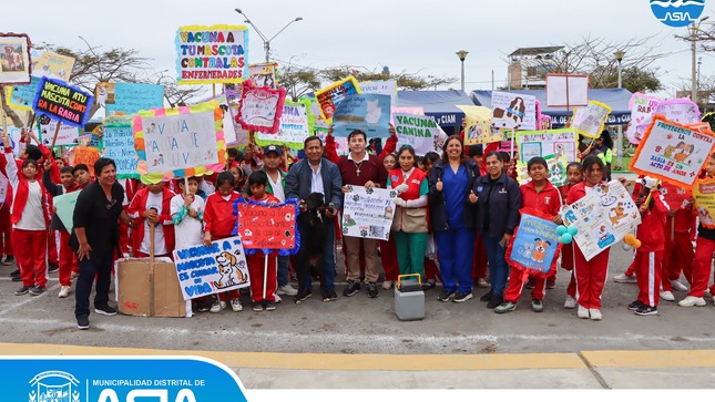 Con la finalidad de contribuir a la erradicación de la rabia en nuestro distrito, la Municipalidad Distrital de Asia en coordinación con la Microred de Salud Asia Coayllo, inició la Campaña de Vacunación Canina “Vancan 2024” en todos los anexos del distrito de Asia.
Previamente, el alcalde Isaias Alcántara Malasquez acompañado del personal de salud y estudiantes de la I.E.P Nº20123 Capilla de Asia, con mensajes alusivos al Van Can 2024, realizaron un pasacalle por las principales calles de Capilla de Asia, para luego dar paso a la jornada de vacunación a nuestras mascotas.
Recuerda que vacunar a nuestros perritos contra la rabia es un acto de amor y responsabilidad. Acércate al establecimiento de salud más cercano para vacunar a tu can, de manera gratuita.