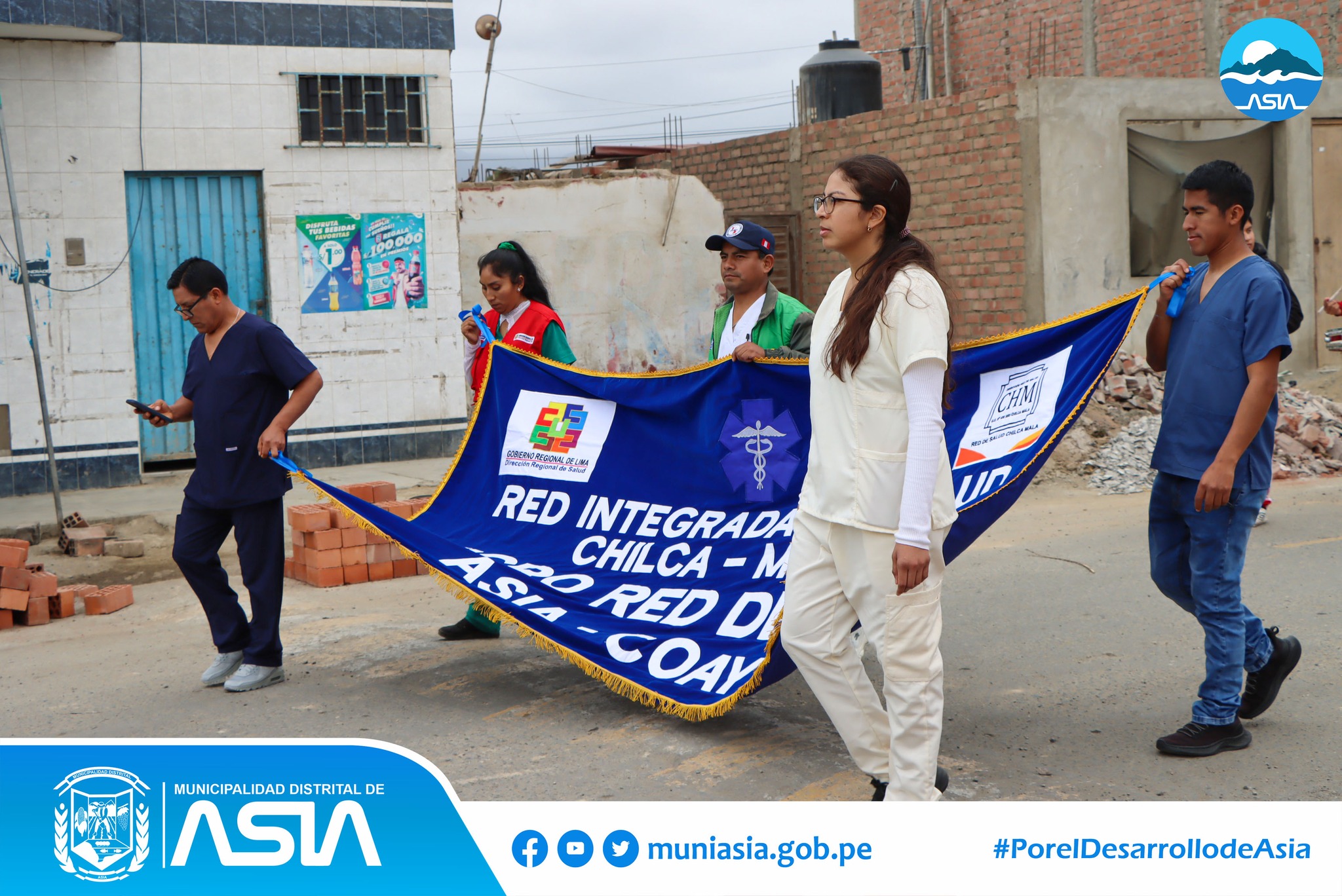 Con la finalidad de contribuir a la erradicación de la rabia en nuestro distrito, la Municipalidad Distrital de Asia en coordinación con la Microred de Salud Asia Coayllo, inició la Campaña de Vacunación Canina “Vancan 2024” en todos los anexos del distrito de Asia.
Previamente, el alcalde Isaias Alcántara Malasquez acompañado del personal de salud y estudiantes de la I.E.P Nº20123 Capilla de Asia, con mensajes alusivos al Van Can 2024, realizaron un pasacalle por las principales calles de Capilla de Asia, para luego dar paso a la jornada de vacunación a nuestras mascotas.
Recuerda que vacunar a nuestros perritos contra la rabia es un acto de amor y responsabilidad. Acércate al establecimiento de salud más cercano para vacunar a tu can, de manera gratuita.