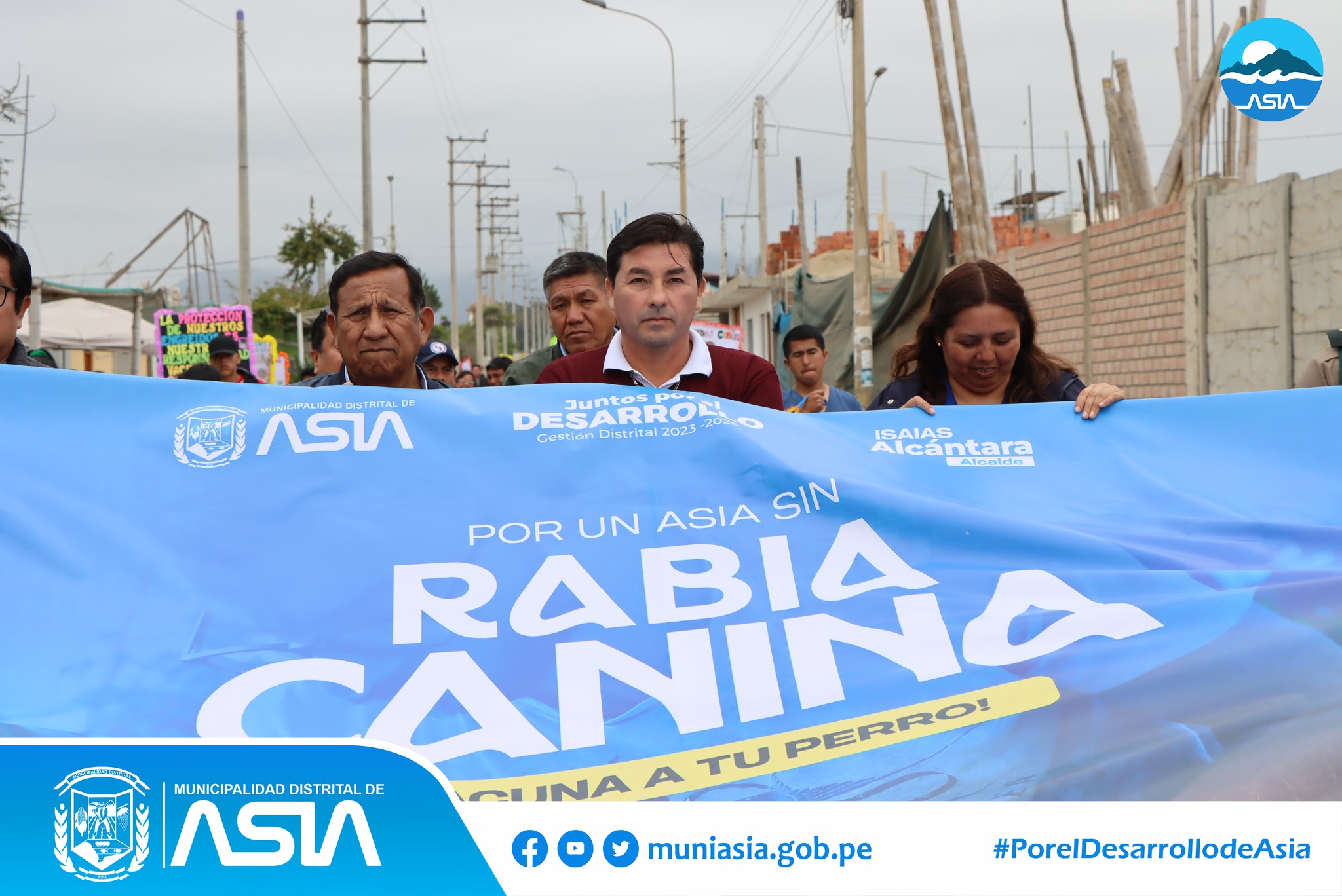 Con la finalidad de contribuir a la erradicación de la rabia en nuestro distrito, la Municipalidad Distrital de Asia en coordinación con la Microred de Salud Asia Coayllo, inició la Campaña de Vacunación Canina “Vancan 2024” en todos los anexos del distrito de Asia.
Previamente, el alcalde Isaias Alcántara Malasquez acompañado del personal de salud y estudiantes de la I.E.P Nº20123 Capilla de Asia, con mensajes alusivos al Van Can 2024, realizaron un pasacalle por las principales calles de Capilla de Asia, para luego dar paso a la jornada de vacunación a nuestras mascotas.
Recuerda que vacunar a nuestros perritos contra la rabia es un acto de amor y responsabilidad. Acércate al establecimiento de salud más cercano para vacunar a tu can, de manera gratuita.