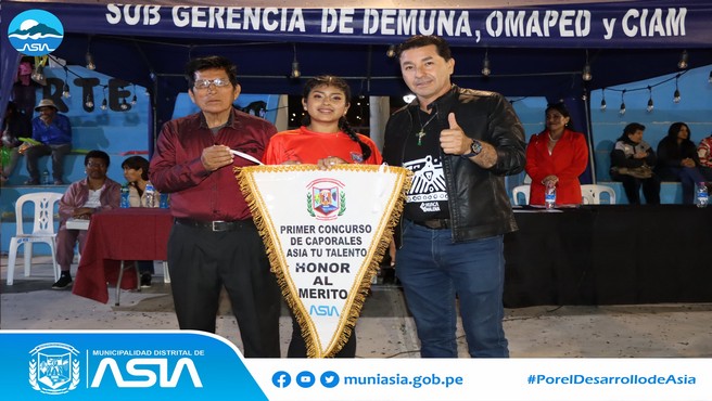 Gran algarabía causó el concurso caporales, realizado en el complejo deportivo de Santa Cruz de Asia, organizado por la Municipalidad Distrital de Asia, con el fin de fortalecer la identidad cultural y difundir las costumbres peruanas.
La ceremonia estuvo encabezada por el alcalde Isaias Alcántara Malasquez, quien estuvo acompañado de la Primera Dama, Marlene Arias Aburto y de su madre, Susana Malásquez Hernández; además del jurado calificador.
Fueron 6 anexos que deleitaron al público en general con las vistosas coreografías aprendidas y algunos participaron vistiendo sus mejores trajes para disputar el primer lugar ante el jurado calificador, quien premio al Anexo Santa Rosa, como el ganador del concurso de caporales. En tanto el Anexo Santa Cruz, ocupó el segundo puesto y en tercer puesto el Anexo Asia Alta (Cooperativa).
Al finalizar dicho evento, el alcalde Isaias Alcántara, felicitó a los ganadores y agradeció a todos los Anexos por participar y revaloras nuestras danzas.