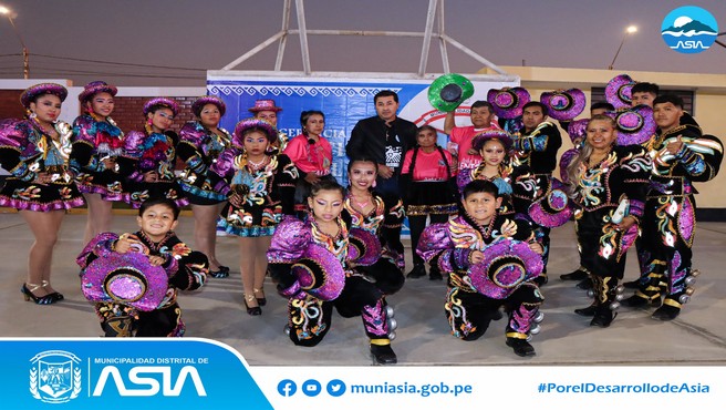 Gran algarabía causó el concurso caporales, realizado en el complejo deportivo de Santa Cruz de Asia, organizado por la Municipalidad Distrital de Asia, con el fin de fortalecer la identidad cultural y difundir las costumbres peruanas.
La ceremonia estuvo encabezada por el alcalde Isaias Alcántara Malasquez, quien estuvo acompañado de la Primera Dama, Marlene Arias Aburto y de su madre, Susana Malásquez Hernández; además del jurado calificador.
Fueron 6 anexos que deleitaron al público en general con las vistosas coreografías aprendidas y algunos participaron vistiendo sus mejores trajes para disputar el primer lugar ante el jurado calificador, quien premio al Anexo Santa Rosa, como el ganador del concurso de caporales. En tanto el Anexo Santa Cruz, ocupó el segundo puesto y en tercer puesto el Anexo Asia Alta (Cooperativa).
Al finalizar dicho evento, el alcalde Isaias Alcántara, felicitó a los ganadores y agradeció a todos los Anexos por participar y revaloras nuestras danzas.