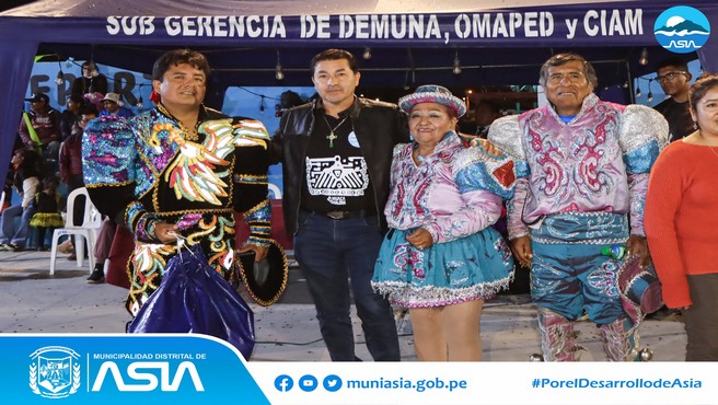 Gran algarabía causó el concurso caporales, realizado en el complejo deportivo de Santa Cruz de Asia, organizado por la Municipalidad Distrital de Asia, con el fin de fortalecer la identidad cultural y difundir las costumbres peruanas.
La ceremonia estuvo encabezada por el alcalde Isaias Alcántara Malasquez, quien estuvo acompañado de la Primera Dama, Marlene Arias Aburto y de su madre, Susana Malásquez Hernández; además del jurado calificador.
Fueron 6 anexos que deleitaron al público en general con las vistosas coreografías aprendidas y algunos participaron vistiendo sus mejores trajes para disputar el primer lugar ante el jurado calificador, quien premio al Anexo Santa Rosa, como el ganador del concurso de caporales. En tanto el Anexo Santa Cruz, ocupó el segundo puesto y en tercer puesto el Anexo Asia Alta (Cooperativa).
Al finalizar dicho evento, el alcalde Isaias Alcántara, felicitó a los ganadores y agradeció a todos los Anexos por participar y revaloras nuestras danzas.