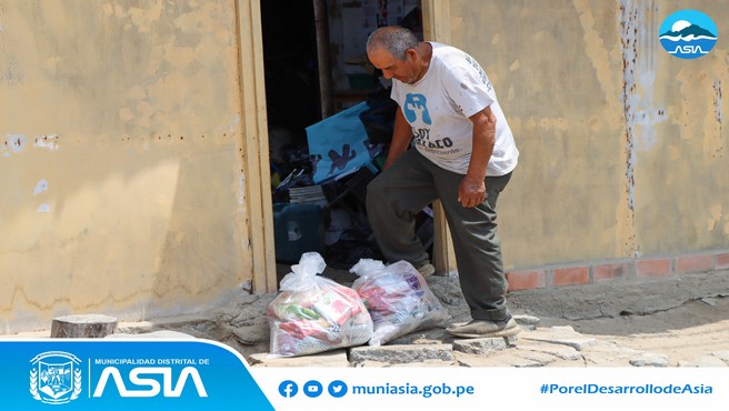 Con la finalidad de seguir brindando apoyo a los adultos mayores, la Municipalidad Distrital de Asia que lidera nuestro alcalde Isaias Alcántara Malasquez, continúa con la repartición de las bolsas de alimentos de primera necesidad a las personas adultas mayores del anexo 9 de Octubre.
De esta manera, nuestra autoridad edil continúa demostrando su compromiso con los 544 adultos mayores beneficiario de este programada; además de ofreciéndoles atención médica, talleres gratuitos de psicomotricidad, manualidades y fisioterapia.