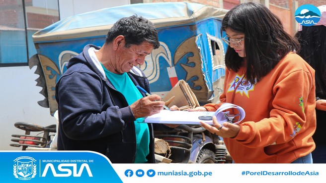 Con la finalidad de seguir brindando apoyo a los adultos mayores, la Municipalidad Distrital de Asia que lidera nuestro alcalde Isaias Alcántara Malasquez, continúa con la repartición de las bolsas de alimentos de primera necesidad a las personas adultas mayores del anexo 9 de Octubre.
De esta manera, nuestra autoridad edil continúa demostrando su compromiso con los 544 adultos mayores beneficiario de este programada; además de ofreciéndoles atención médica, talleres gratuitos de psicomotricidad, manualidades y fisioterapia.
