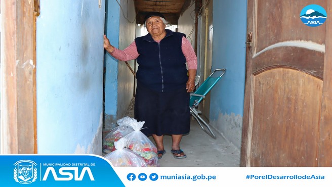 Con la finalidad de seguir brindando apoyo a los adultos mayores, la Municipalidad Distrital de Asia que lidera nuestro alcalde Isaias Alcántara Malasquez, continúa con la repartición de las bolsas de alimentos de primera necesidad a las personas adultas mayores del anexo 9 de Octubre.
De esta manera, nuestra autoridad edil continúa demostrando su compromiso con los 544 adultos mayores beneficiario de este programada; además de ofreciéndoles atención médica, talleres gratuitos de psicomotricidad, manualidades y fisioterapia.