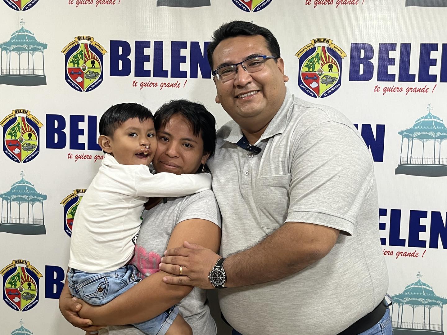 Alcalde Cesar Vidaurre apoya a pequeño valiente para su tratamiento medico