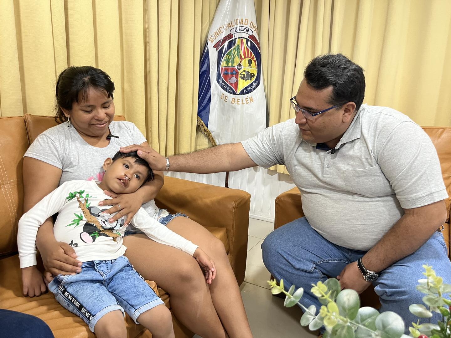 Alcalde Cesar Vidaurre apoya a pequeño valiente para su tratamiento medico