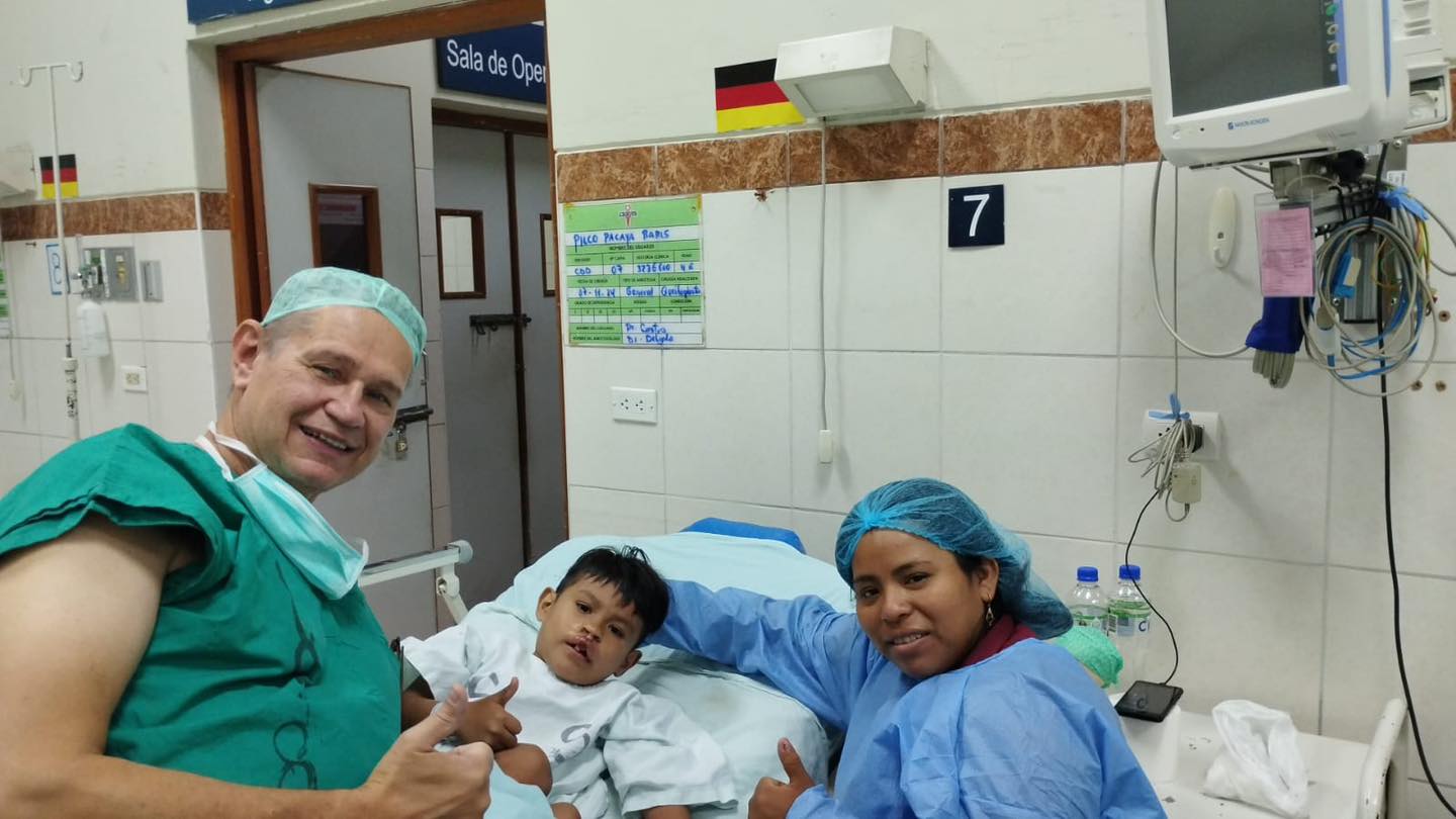 Alcalde Cesar Vidaurre apoya a pequeño valiente para su tratamiento medico