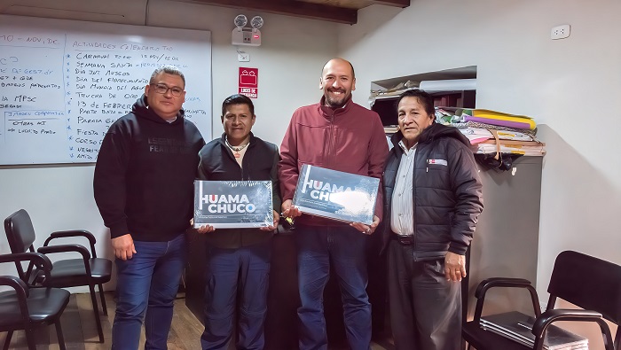 Entrega de libros a instituciones públicas